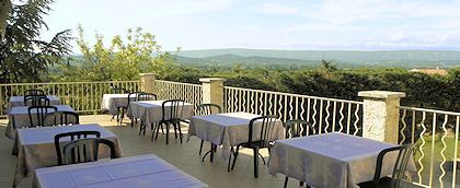 Terrasse panoramique de l'hôtel La bergerie avec vue sur le Luberon